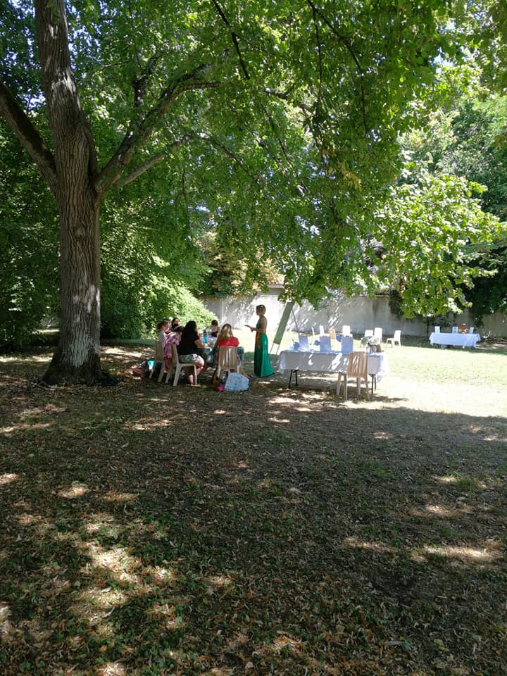 Atelier collectif en plein air dans un environnement naturel