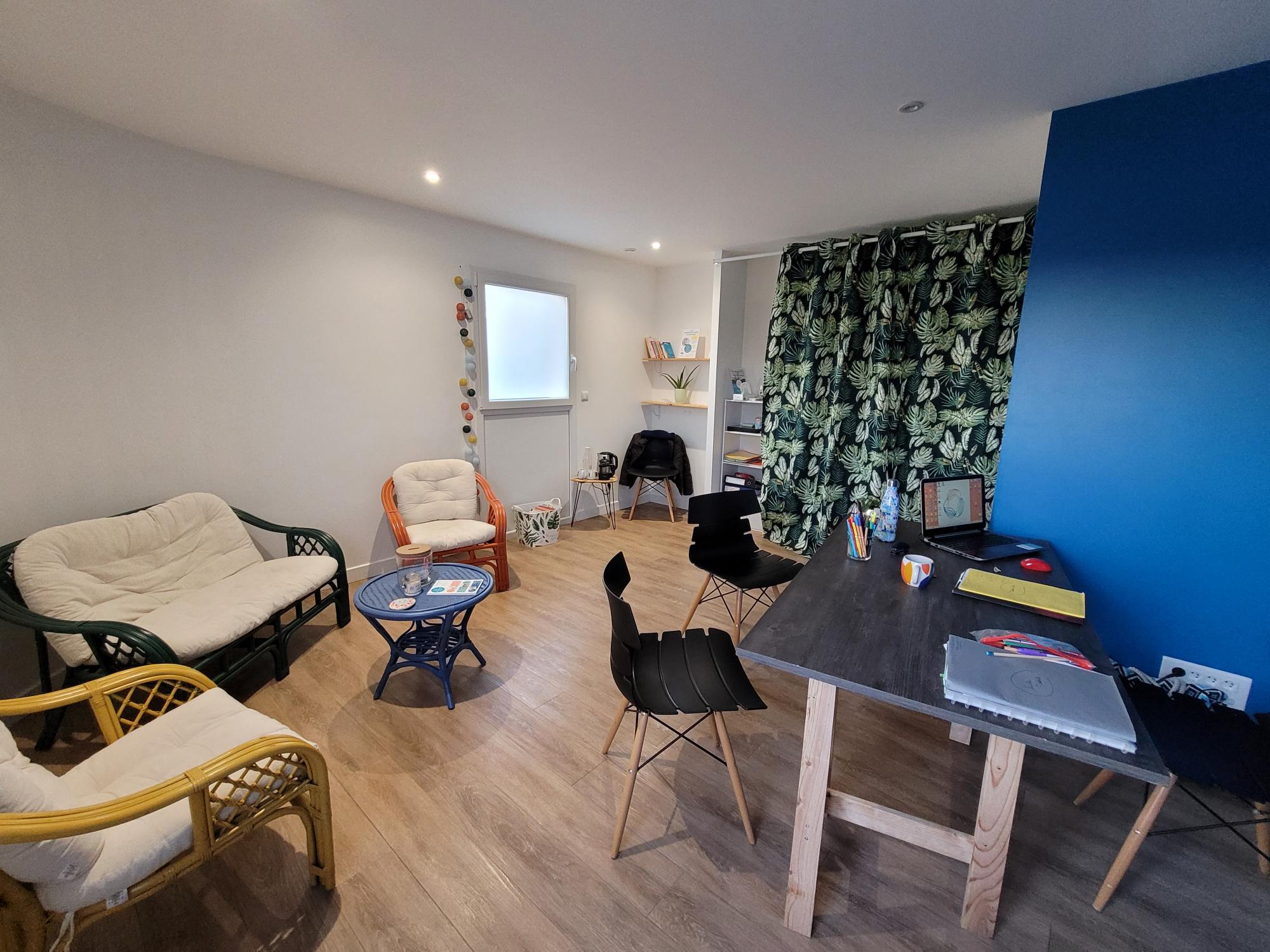 Cabinet Révèl’Coaching à Angoulême avec fauteuils et espace d’accueil