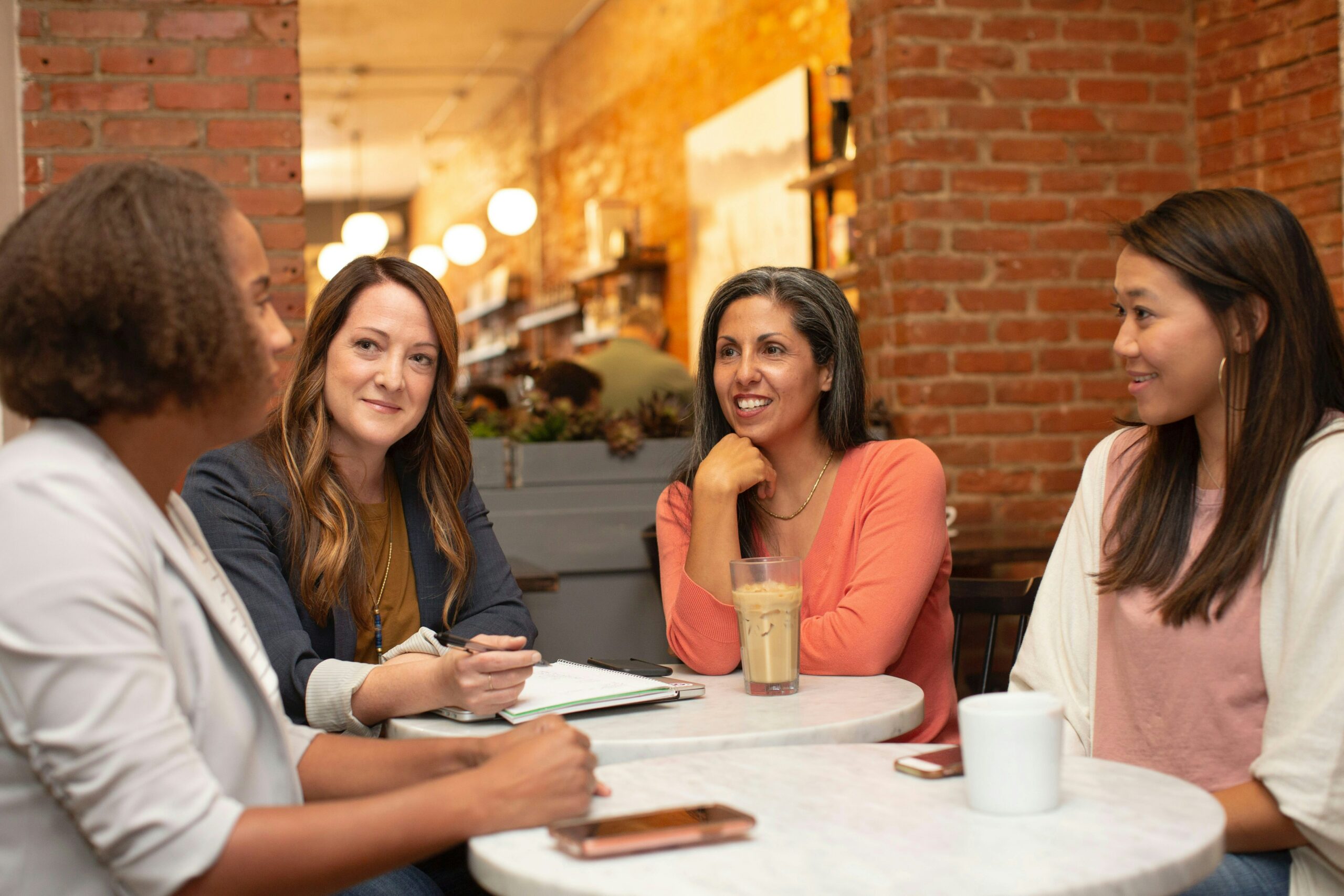 Groupe de femmes réunies autour d’une table pour échanger lors d’un atelier collectif