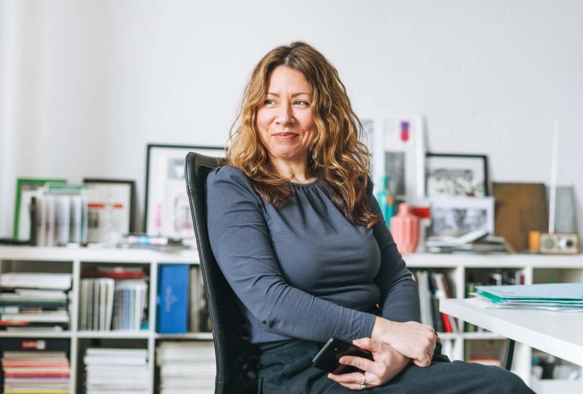 Femme assise à son bureau dans un environnement professionnel lumineux